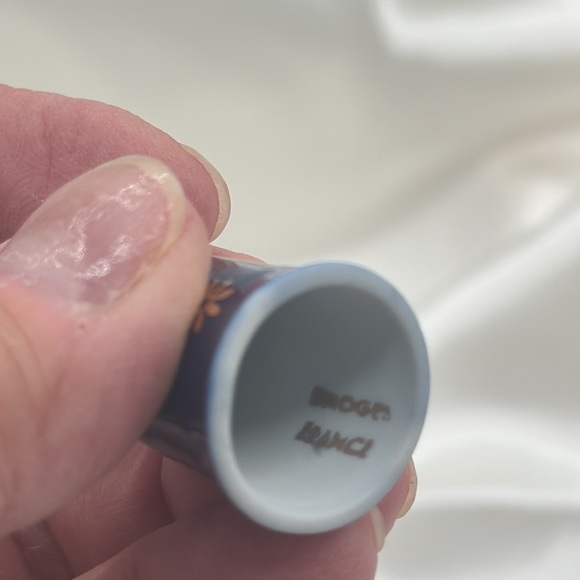 3 Limoges Thimbles and 1 small Limoges Bell - Picture 5 of 6